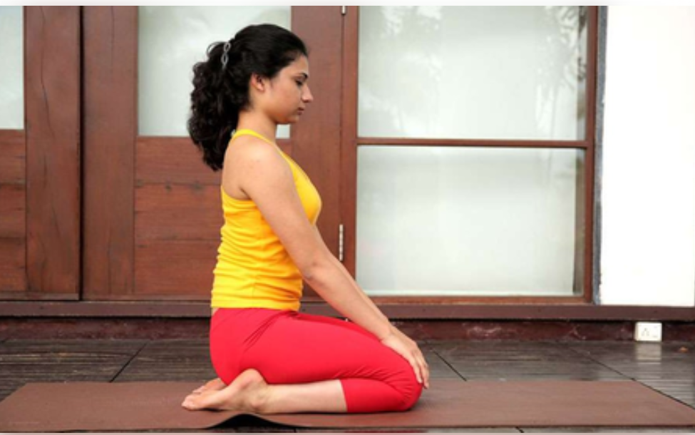 आरोग्याच्या वाटेवरची पहिली पायरी – वज्रासन