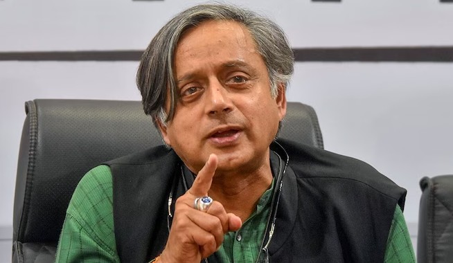 शशी थरूर यांनी आणीबाणीच्या क्रूर काळाची करून दिली आठवण