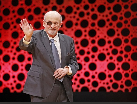 रश्दी यांच्या डोळ्यावर चाकूने हल्ला करणाऱ्याला २५ वर्षांची शिक्षा