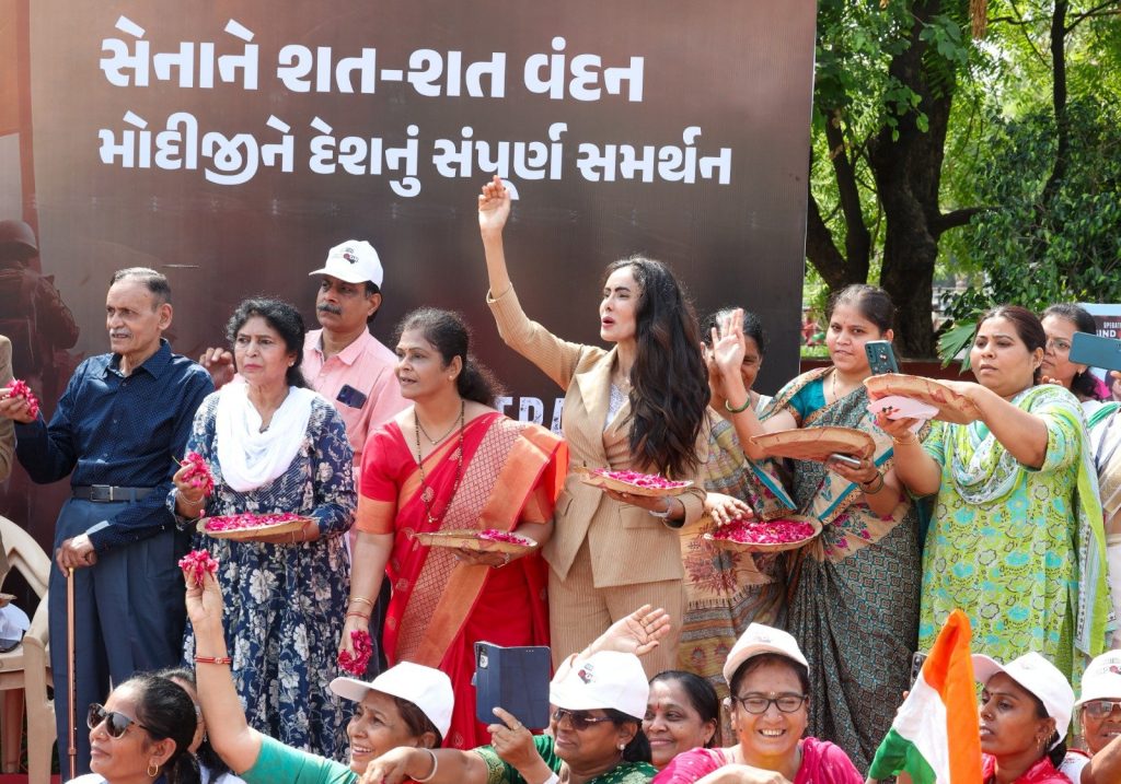 कर्नल सोफिया कुरेशींच्या कुटुंबियांनी पंतप्रधान मोदींवर उधळली फुले