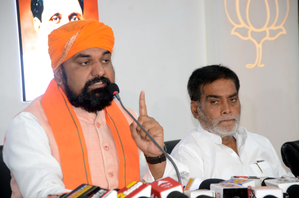 कोण लोकशाहीत ‘राजा’ बनण्याचा प्रयत्न करतोय