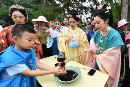 ड्रॅगन बोट फेस्टिव्हलच्या सुट्ट्यांमध्ये ८२ लाख पर्यटकांची भेट