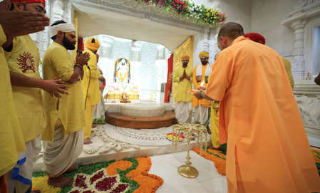 मुख्यमंत्री योगी यांनी वाढदिवसाला लावली श्रीरामाच्या दरबारात हजेरी