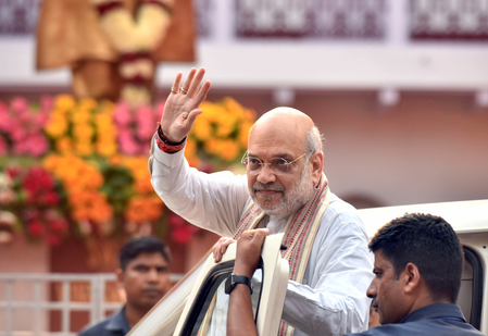 नक्षलवादाविरोधात लढा देणाऱ्या अधिकाऱ्यांची शहा यांनी घेतली भेट