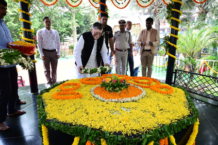 भगवान बिरसा मुंडा यांना झारखंडमध्ये अभिवादन