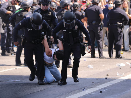 अमेरिकेतील अनेक शहरांमध्ये लोक रस्त्यावर का उतरले?