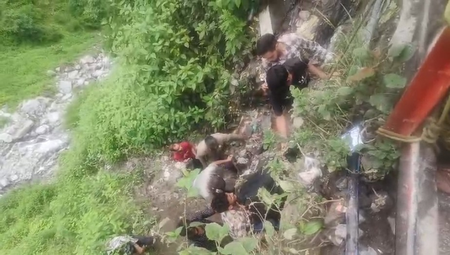 जंगलचट्टीजवळ पादचारी मार्गावर डोंगरावरून मोठे खडे कोसळले