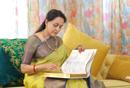 वाचनाची सवय कमी होत असल्याबद्दल काय म्हणाल्या हेमा मालिनी?