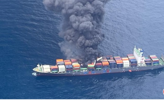 केरळ किनाऱ्याजवळ सिंगापूरच्या मालवाहू जहाजात स्फोट, ४ क्रू मेंबर्स बेपत्ता!