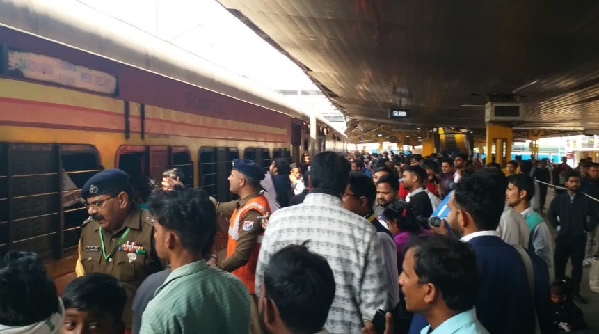 रेल्वे प्रवाशांनो मास्क घाला!