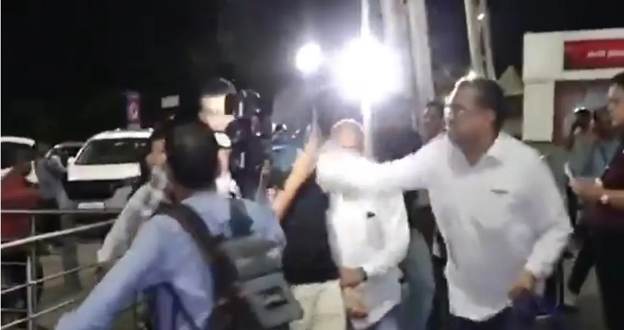 राजा रघुवंशी हत्याकांडातील आरोपीला विमानतळावर मारहाण!