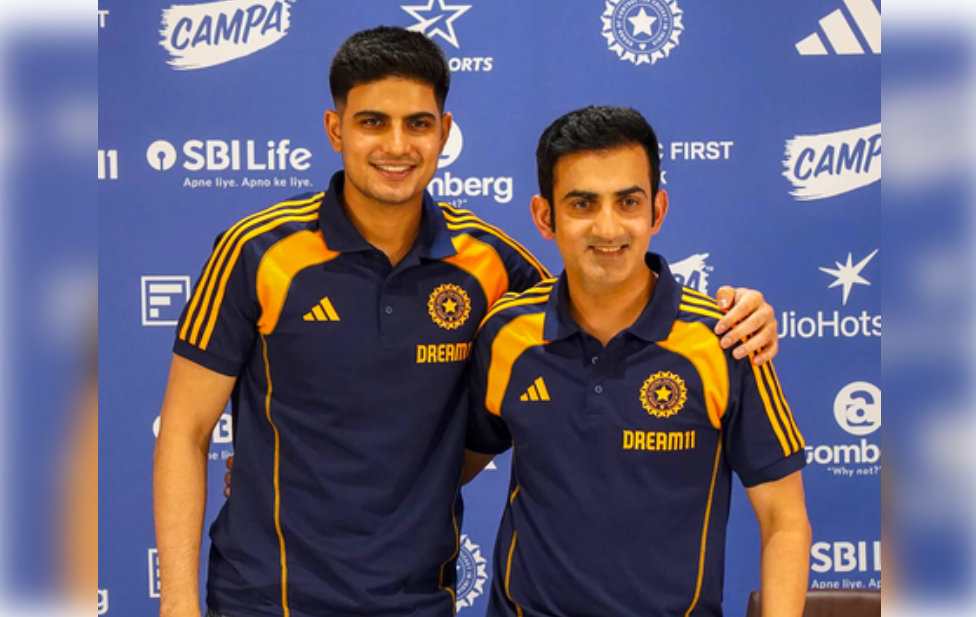 “नवा युग, नवा कर्णधार, नवे स्वप्न!”