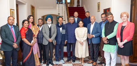 राष्ट्रगीत म्हणणे सोडा साधे तोंडही हलवले नाही !