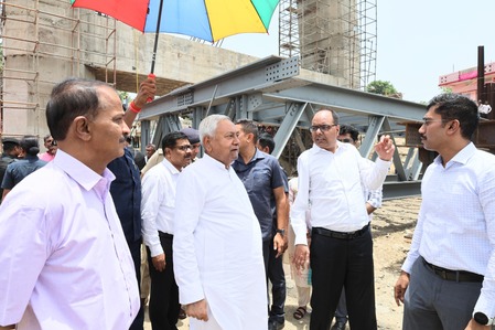 नीतीश कुमार यांनी निर्माणाधीन योजनाांची घेतली माहिती