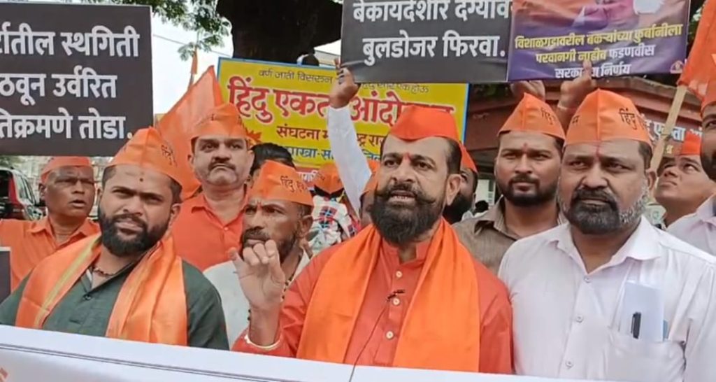 विशाळगडावर बकऱ्यांच्या कुर्बानीस बंदीनंतर साखर वाटून आनंद साजरा