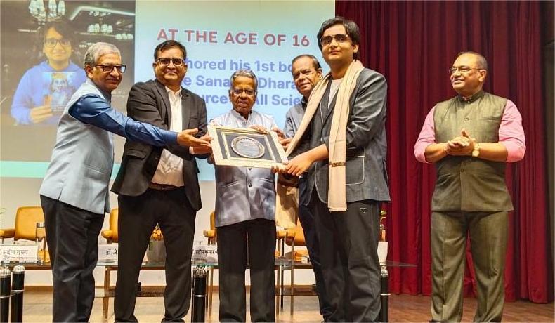 विवान कारुळकरचा ‘उदयोन्मुख वैज्ञानिक’ पुरस्कार देऊन सन्मान