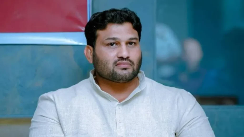 एकनाथ शिंदेंच्या गळ्यात ‘चंद्रहार’