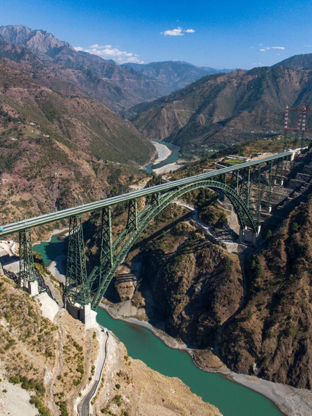 चिनाब रेल्वे पूलाच्या संरचनेच्या निर्मितीत महत्त्वाची भूमिका कोणाची ?