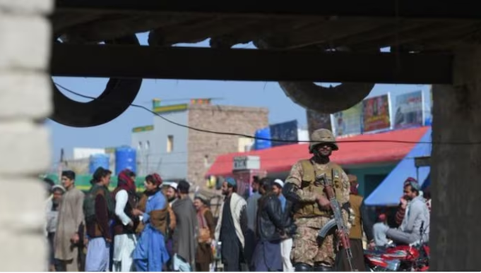 पाकिस्तानात लष्करी ताफ्यावर आत्मघातकी हल्ला, १३ सैनिक ठार, १० जखमी!