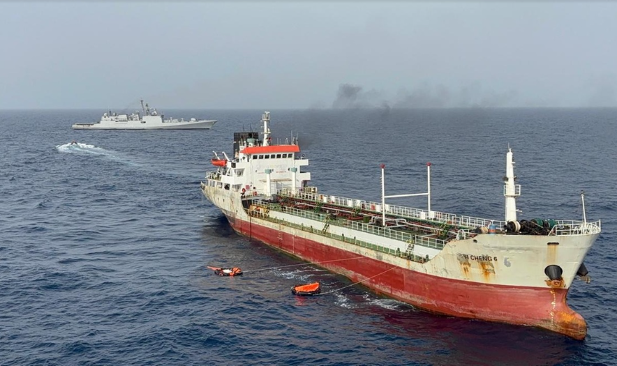 ओमानच्या आखातात तेलवाहू जहाजाला आग, भारतीय नौदल मदतीला धावले!