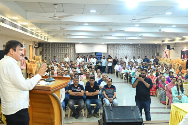 आमदार भातखळकरांच्या हस्ते आशा नगर येथे रस्ता कॉंक्रिटीकरण कामाचा शुभारंभ!