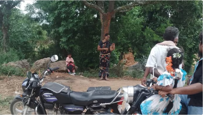 पती कर्ज फेडण्यात अयशस्वी, सावकाराने पत्नीला झाडाला बांधत केली मारहाण!