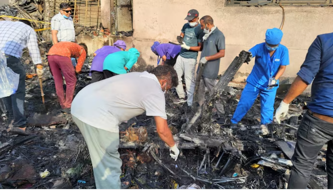 एअर इंडिया क्रॅश साइटवर सापडलेले पैसे आणि दागिने माणसाने केले परत!