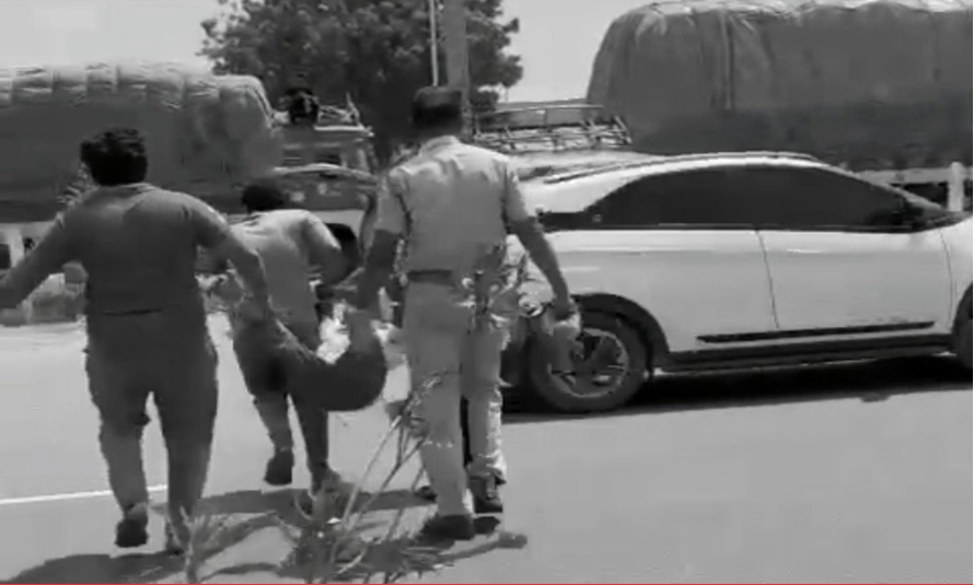 आंध्रमध्ये पक्षाच्या समर्थकाला ताफ्याच्या गाडीखाली चिरडल्यानंतर जगन रेड्डींविरुद्ध गुन्हा दाखल