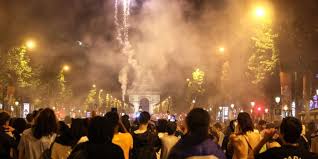 पॅरिसमध्ये आगीच्या ज्वाळा, लुटालूट, तोडफोड!