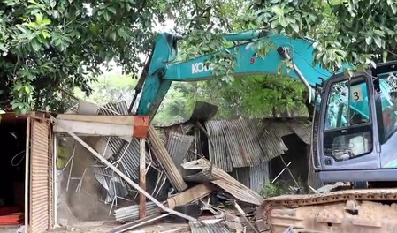 फर्निचर मार्केटवर बुलडोजर चालवला