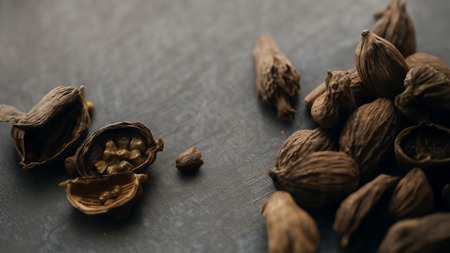 काळा वेलदोडा : चव, सुगंध आणि आरोग्याची साथीदार