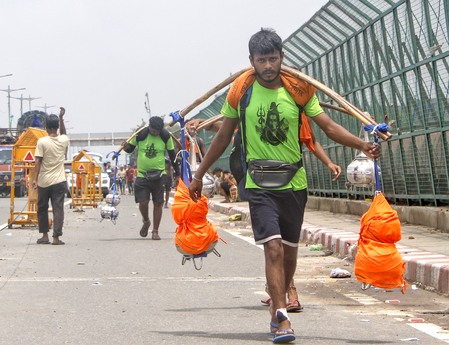 कांवड यात्रेच्या आधी दुकानावर परवाना आणि ओळख पटवणारा बोर्ड अनिवार्य
