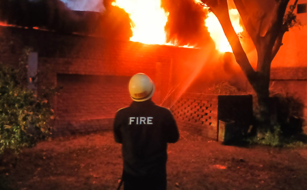 मोगलपुरात ऐजाज रेसिडेन्सी इमारतीला आग