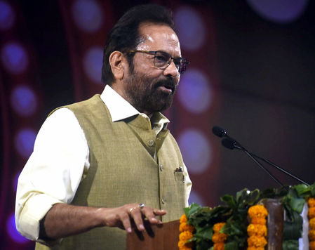 घुसखोरांना वैध मतदार मानणे चुकीचे