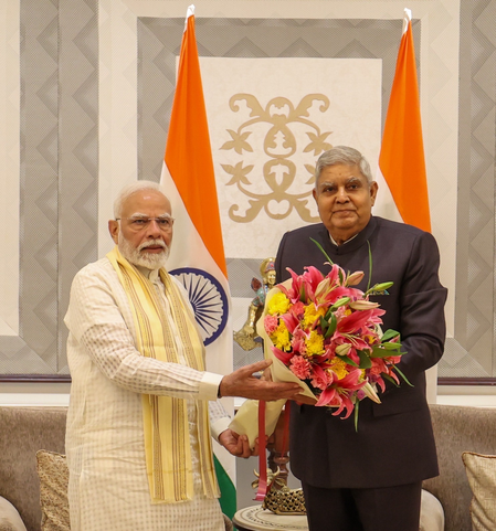 पंतप्रधान मोदींनी उपराष्ट्रपती धनखड यांच्या सेवेचे केले कौतुक