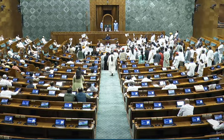 संसदेत सुद्धा रस्त्यावरच्यासारखं वागणं ?