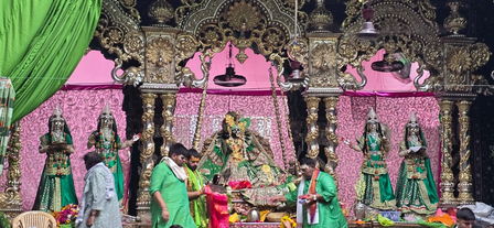 सुवर्ण-रौप्य झोपाळ्यावर विराजमान होऊन बंकेबिहारींचे भक्तांना दर्शन