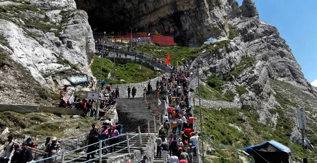 मुसळाधार पावसामुळे अमरनाथ यात्रा २४ तासांसाठी स्थगित