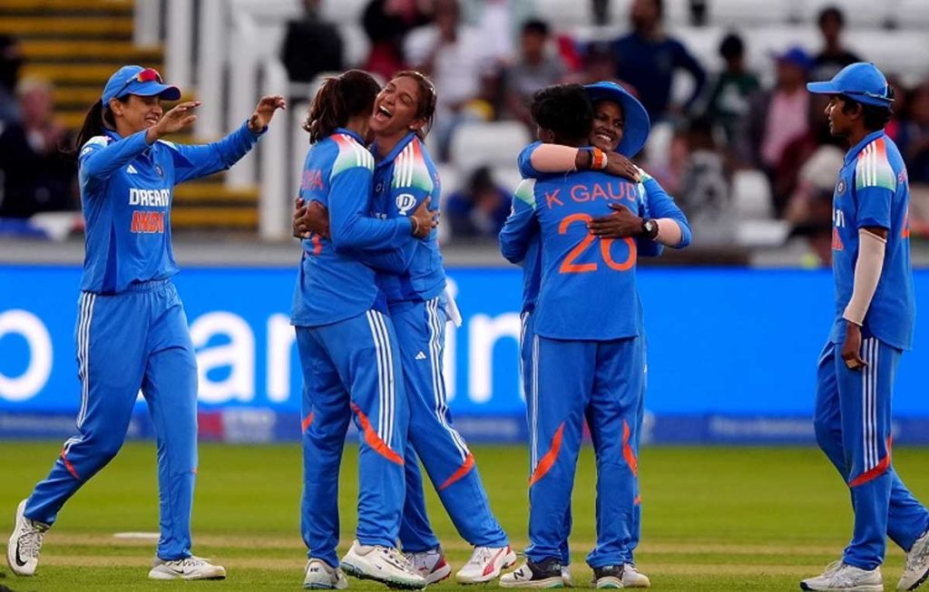 भारताने तिसऱ्या एकदिवसीय सामन्यात इंग्लंडला १३ धावांनी हरवले आणि मालिका २-१ अशी जिंकली