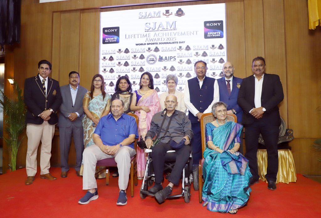 प्रसिद्ध समालोचक रवी शास्त्री यांच्या मातोश्रींनी बॉम्बे जिमखान्यात लगावला ‘हास्यषटकार’