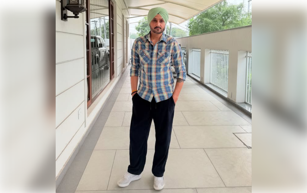 हरभजन म्हणतो – देश सोडून काहीच नाही!