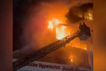 हायपरमार्केटच्या भीषण आगीत ५० जणांचा मृत्यू