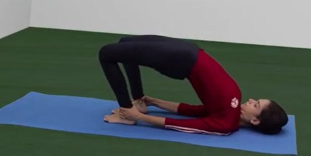 ‘सेतु बंध सर्वांगासन’, जाणून घ्या योग्य पद्धत