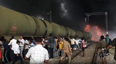 डिझेल वाहून नेणाऱ्या मालगाडीला आग