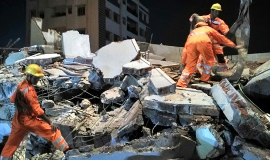 वांद्रे येथे तीन मजली चाळ कोसळली!