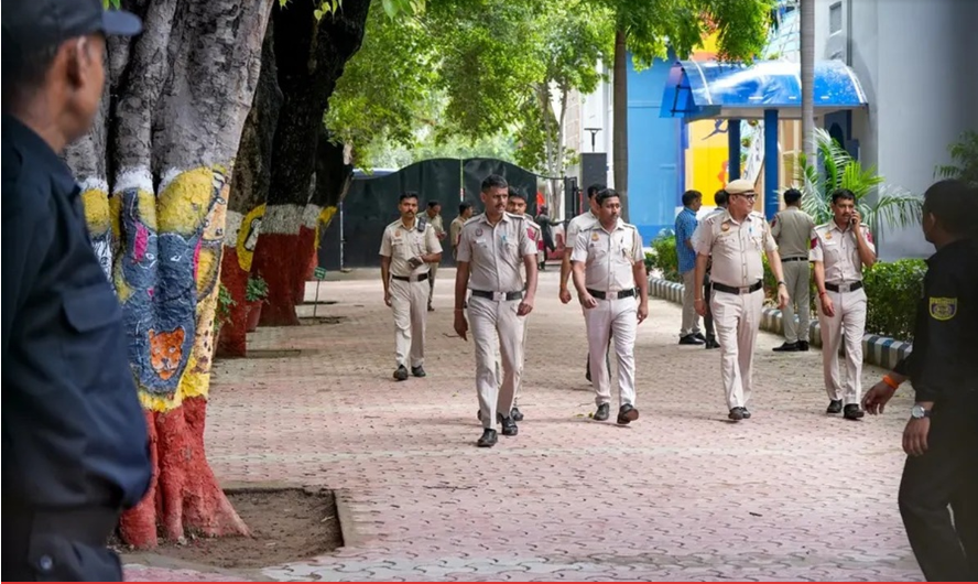 दिल्ली: २० हून अधिक शाळांना बॉम्बच्या धमक्या!