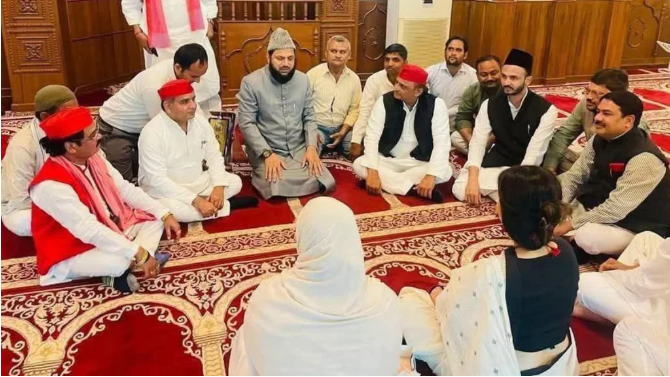 ओवैसी आता कुठे आहेत?, मशिदीत डिंपल यादव यांच्या पोशाखावरून भाजपाचा सवाल!