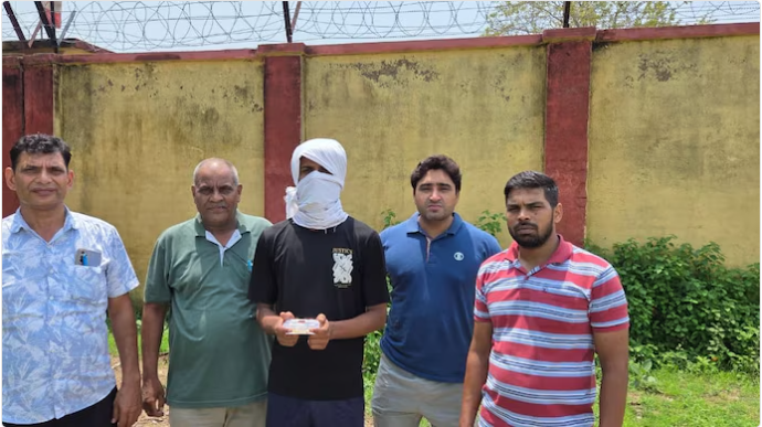 खेळण्यातील बंदुकीचा वापर करत बीएसएफ जवानाचा ज्वेलर्स दुकानावर डल्ला!