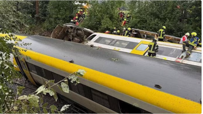 जर्मनीत ट्रेन रुळावरून घसरली, तिघांचा मृत्यू, अनेक जखमी!