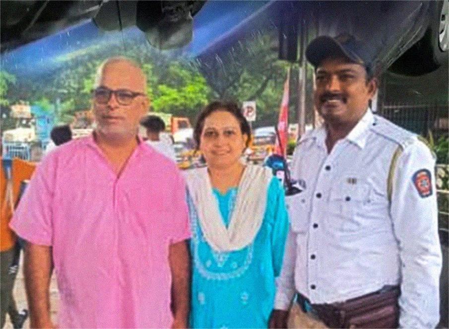 गाडी दोनदा पलटी झाली, पण पोलिसामुळे जोडप्याचा जीव वाचला…